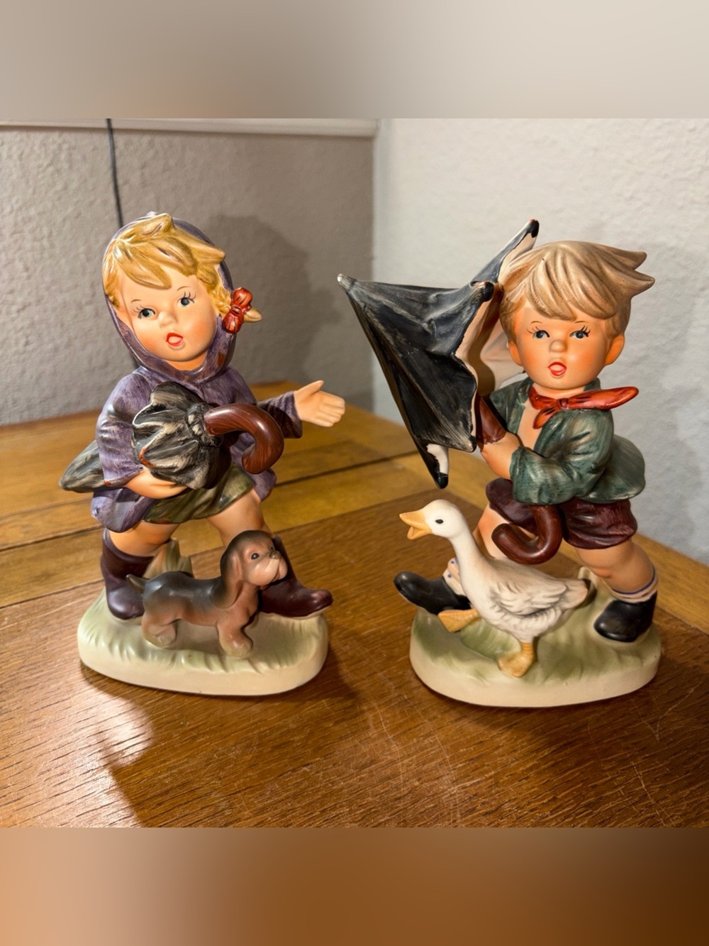 VINTAGE Pair of Napcoware Boy & Girl Figurines w Umbrellas 8747 Japan Super Cute